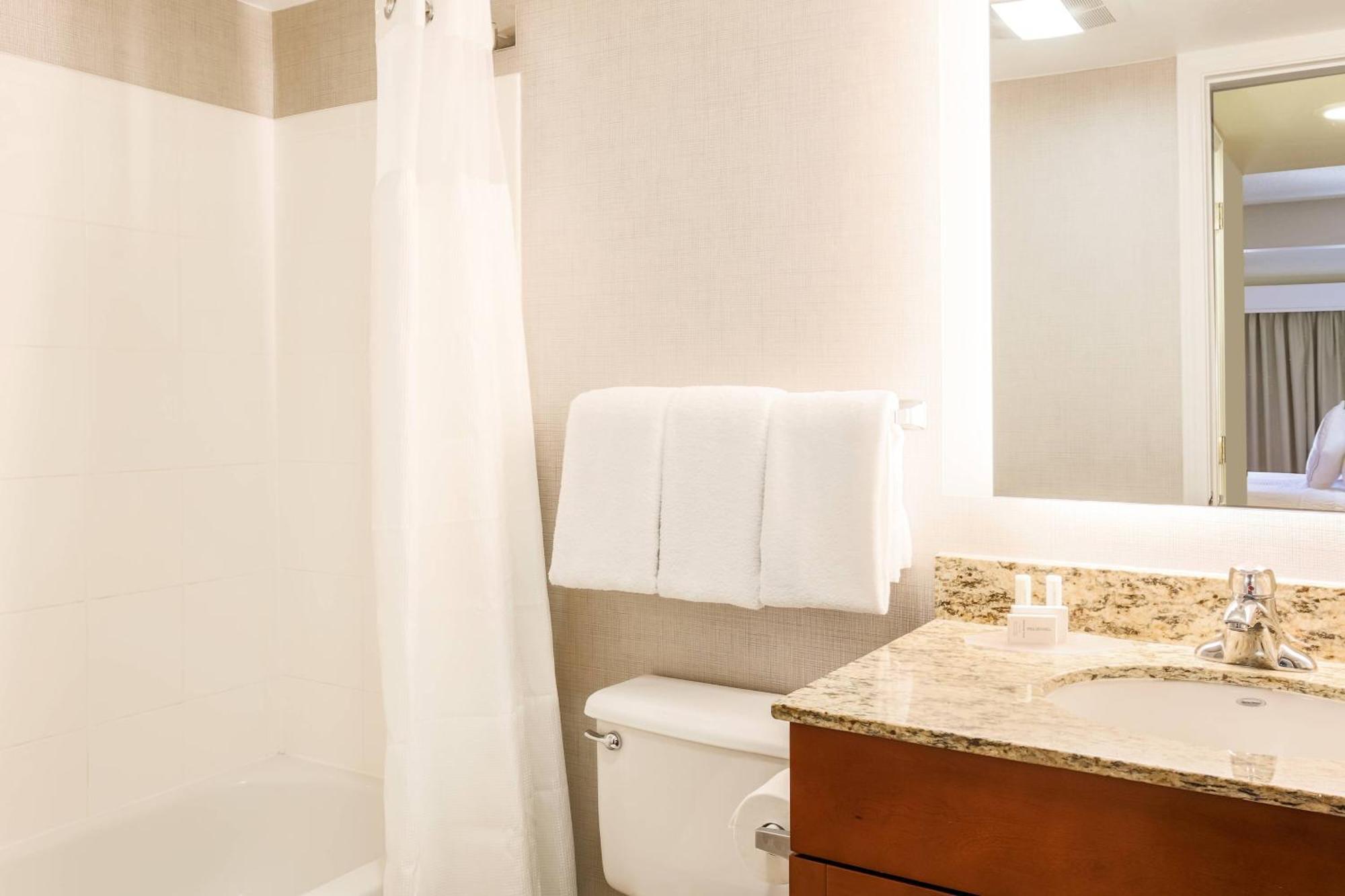 Hotel By Marriott Atlanta Cumberland/galleria 3*
