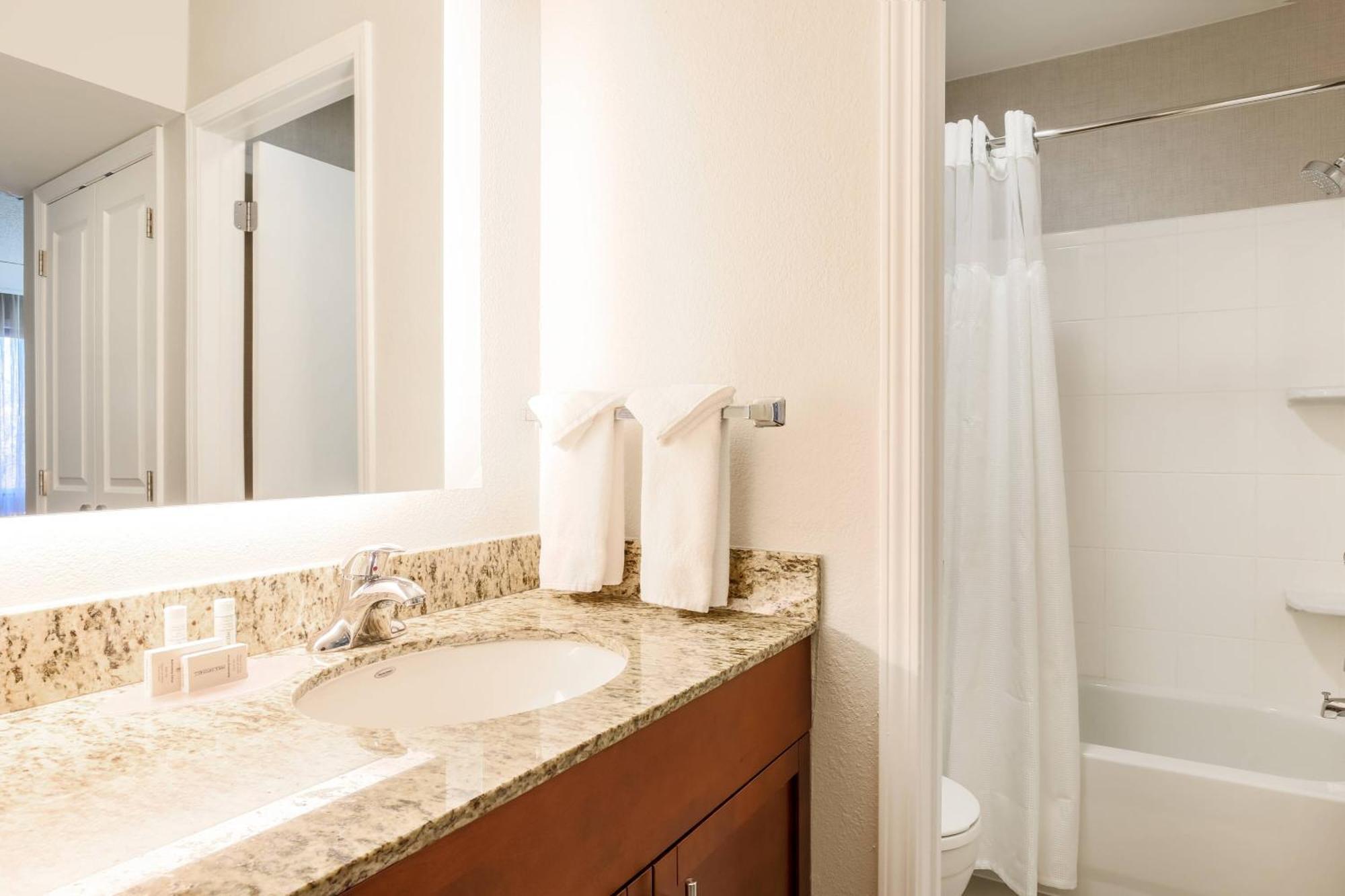 Hotel By Marriott Atlanta Cumberland/galleria